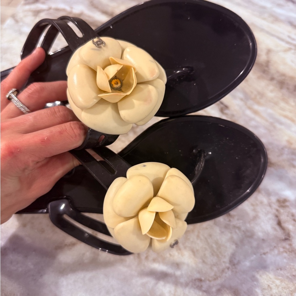 Lovely excellent condition Chanel Black and Cream Thong Sandals with flower - Picture 5 of 5
